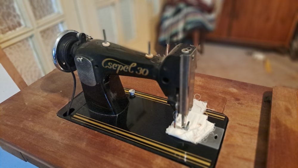 Maszyna do szycia ze stolikiem Csepel 30