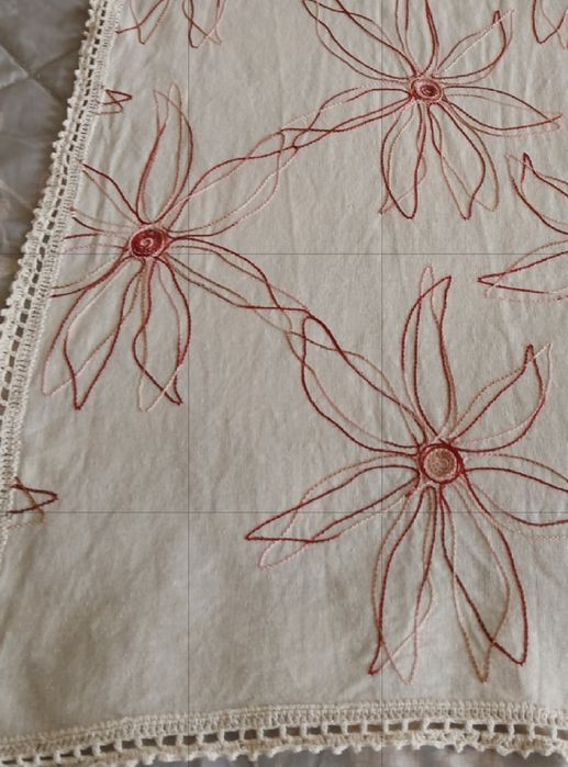 Caminho de mesa bordado com picô em renda