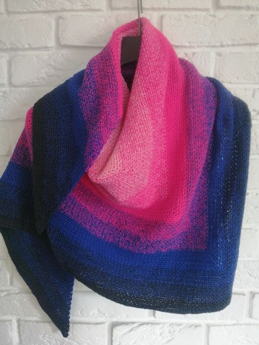 Chusta ręcznie robiona szydełkiem.