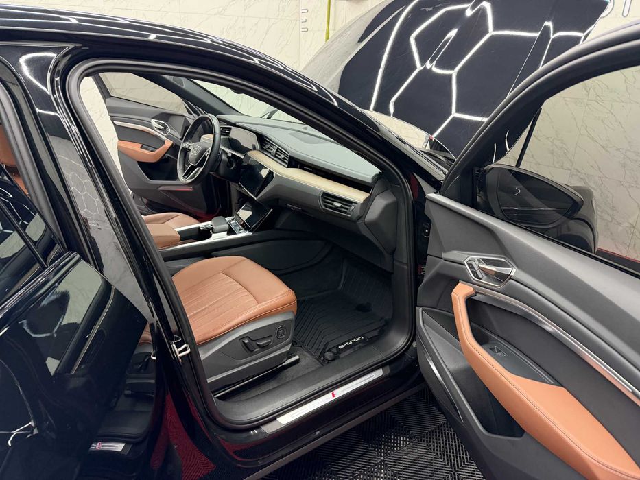 8
Audi Q8 e-tron 2023