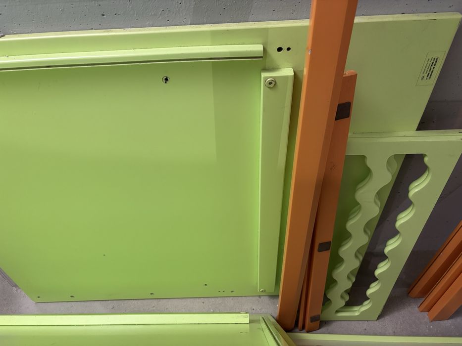 Cana de grades verde e laranja