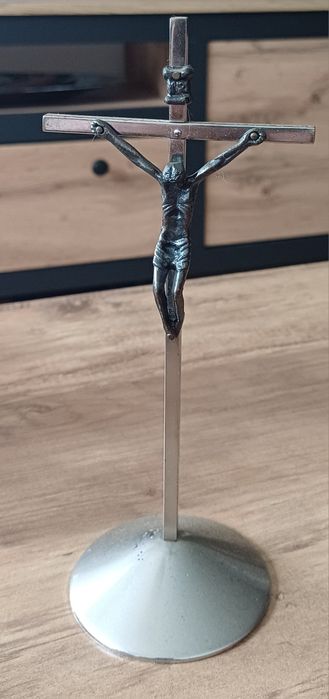 Krzyż Stojący z Figurką Chrystusa – Idealny do Domowego Ołtarzyka