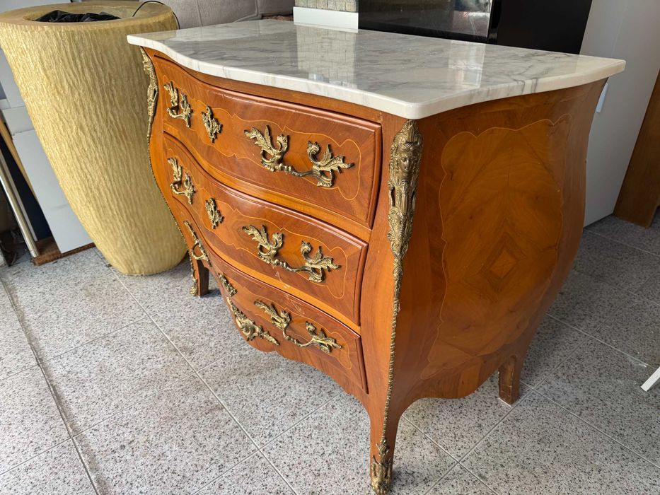 Cómoda Bombé Estilo Luís XV com, Bronzes e Tampo em Mármore
