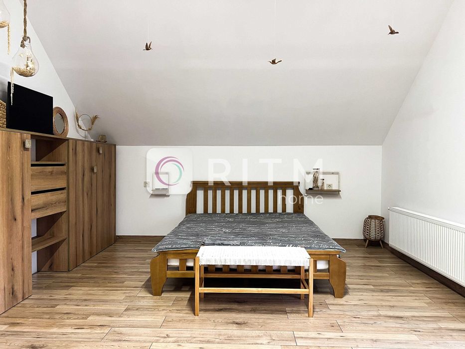 Здається двоповерховий будинок з сучасним дизайнерським ремонтом.