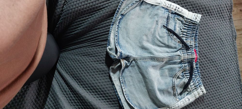 Spodenki guess z lampasem