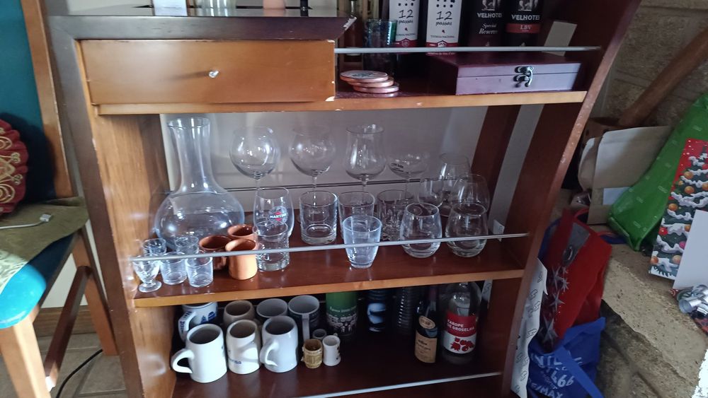 Bar de madeira com gaveta