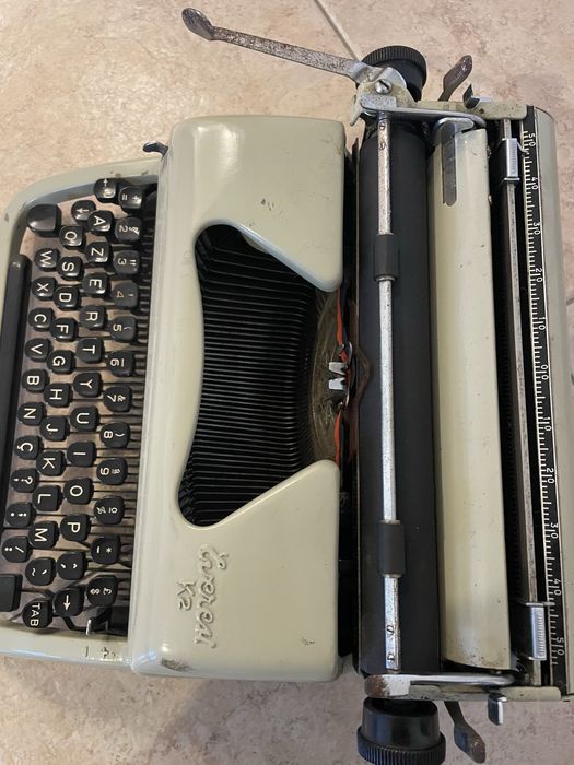 Máquina de escrever Everest K2