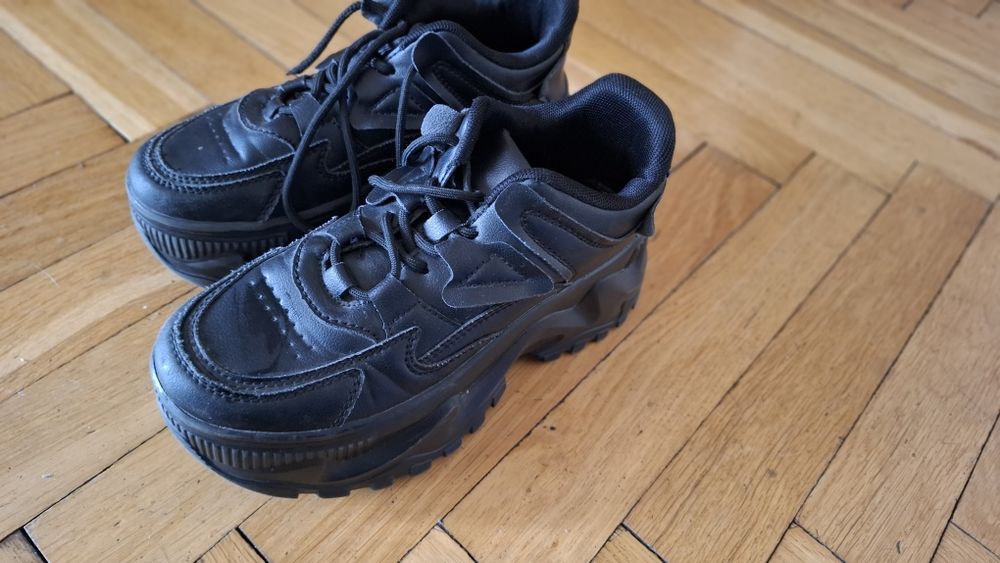 Czarne adidasy na koturnie