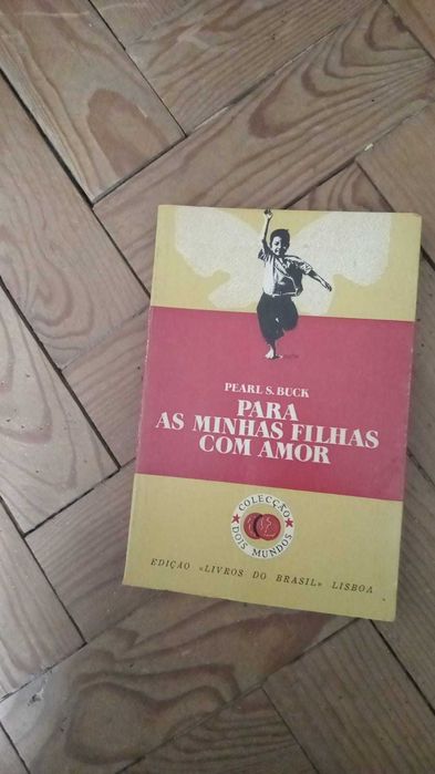 Livros  de Richard Bach, Pearl Buck e Carl Sagan a 5 euros cada um.