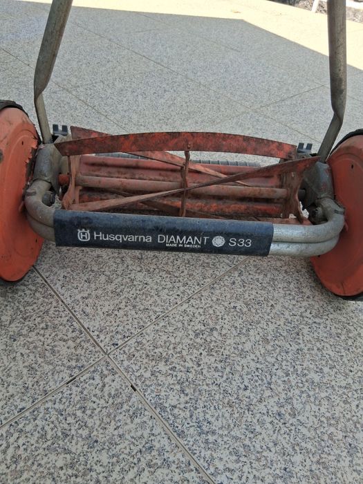 Aparador de relva manual, da marca Husqvarna
