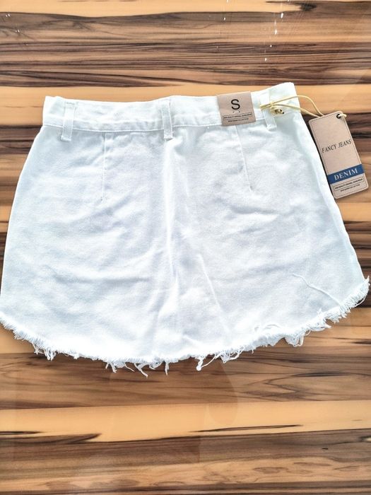 Biała spódnica jeans z dziurami S