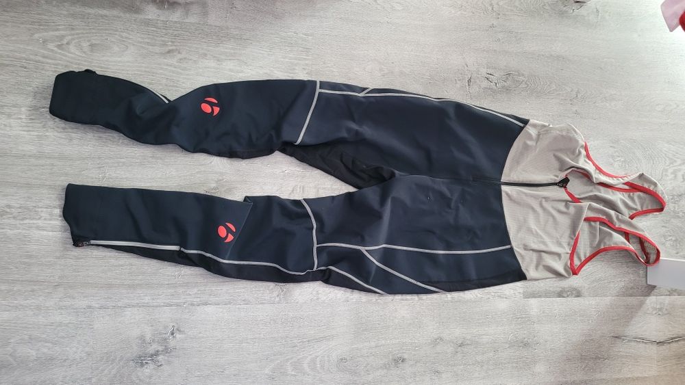 Zestaw ubrań i akcesoriów rowerowych