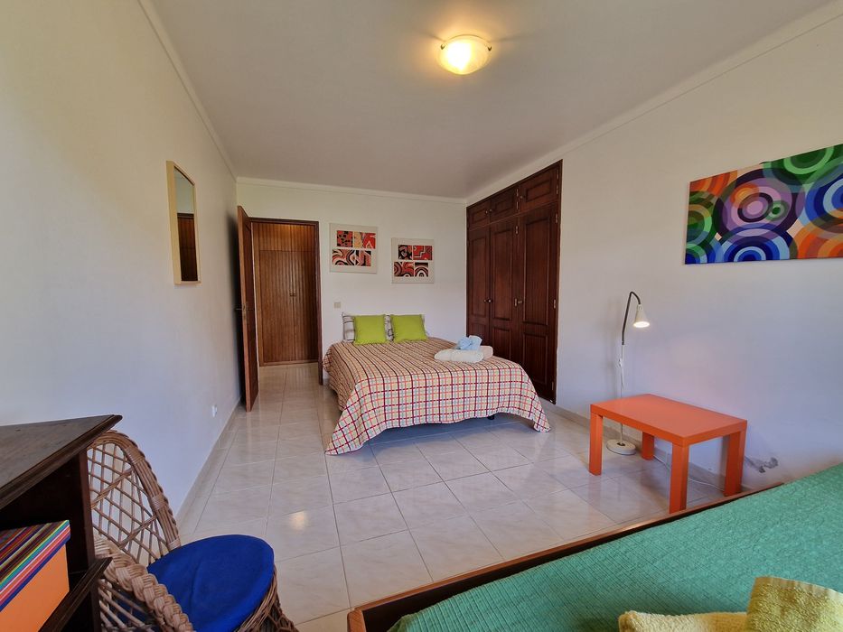 Alugo T2 para férias a 800 metros da praia da falésia 6 pessoas