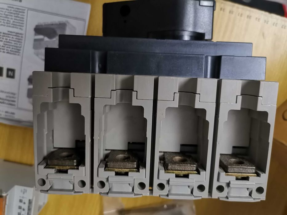 Interruptor Seccionador Interpac INS250 4P Refª 31107 da Merlin Gerin