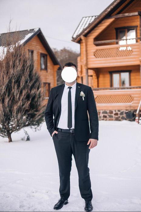 Класичний чорний костюм