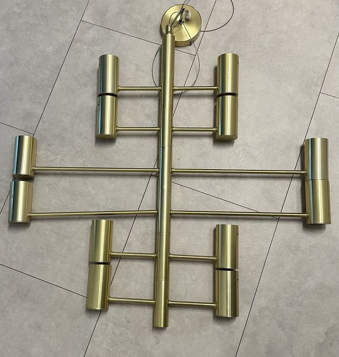Żyrandol - lampa na 12 żarówek.
