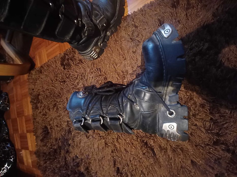 Botas de cabedal raras da marca new rock, usadas mas em boa condição.