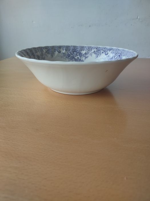 Conjunto de prato e saladeira azul e branco.