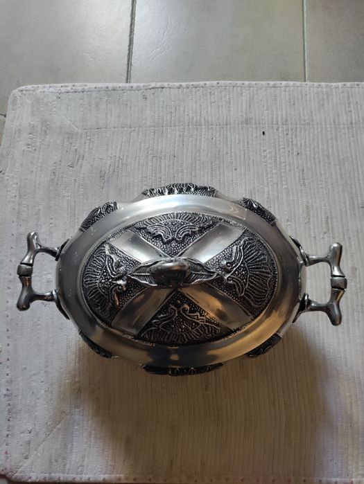 Terrina em estranho com prato