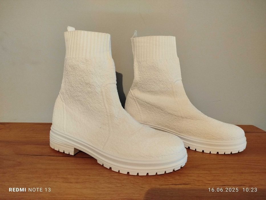 Sprzedam białe botki