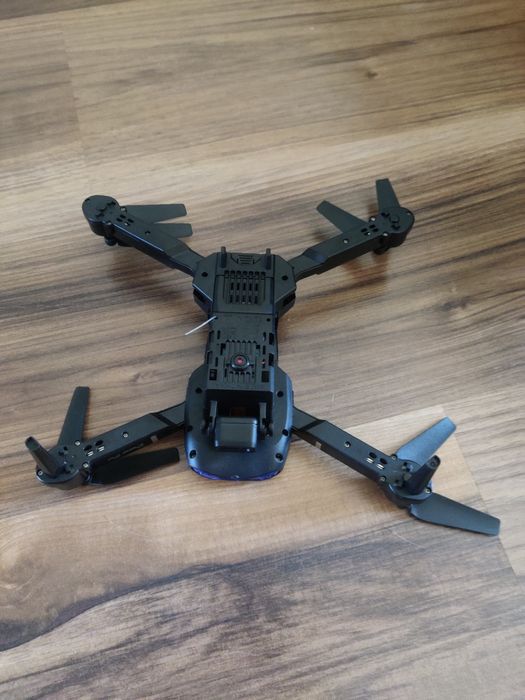 Квадракоптер Е99