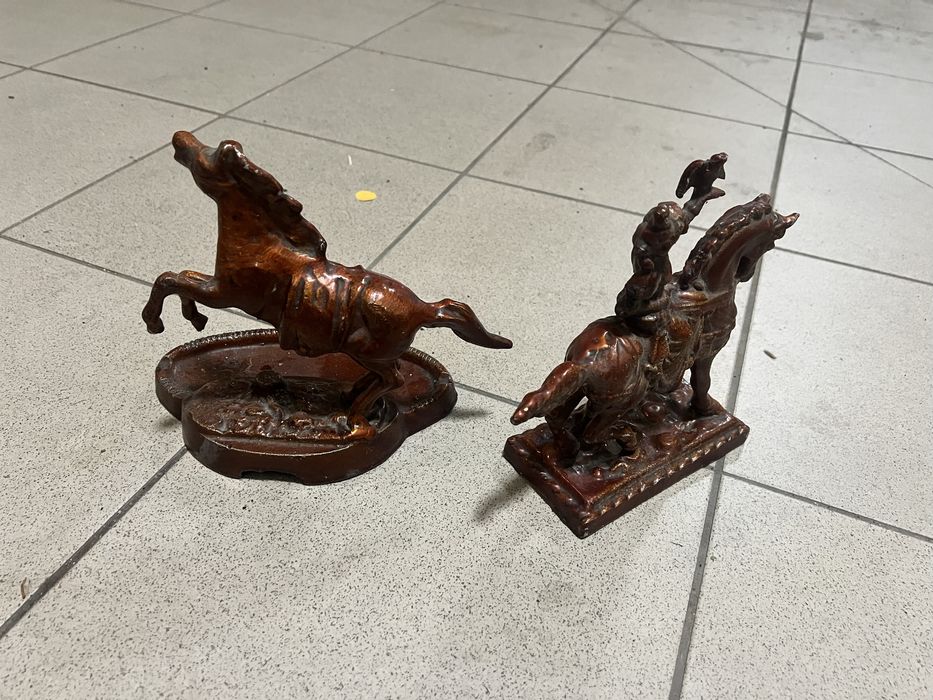 Stare odlewy PRL popielniczka koń jeździec z sokołem