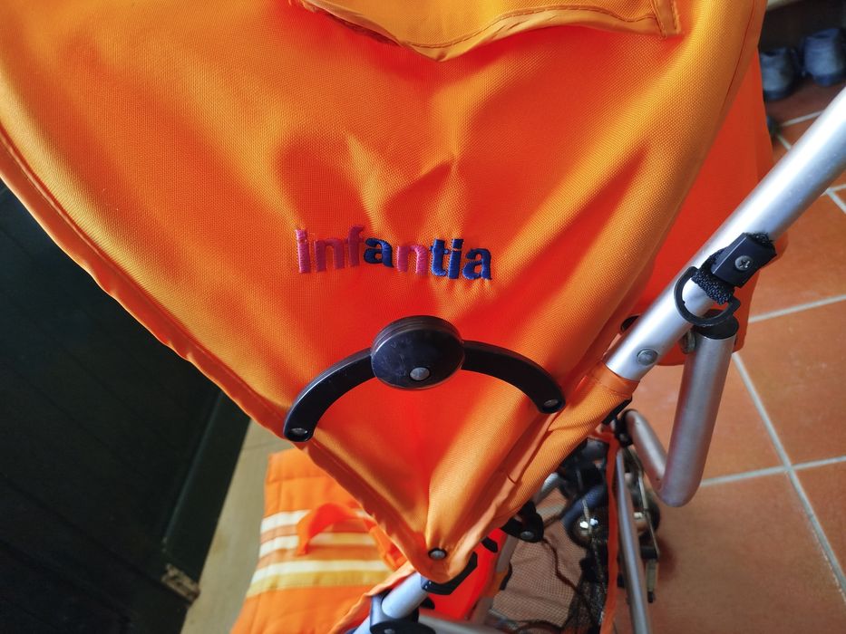 Carrinho de bebé articulado para fácil arrumação