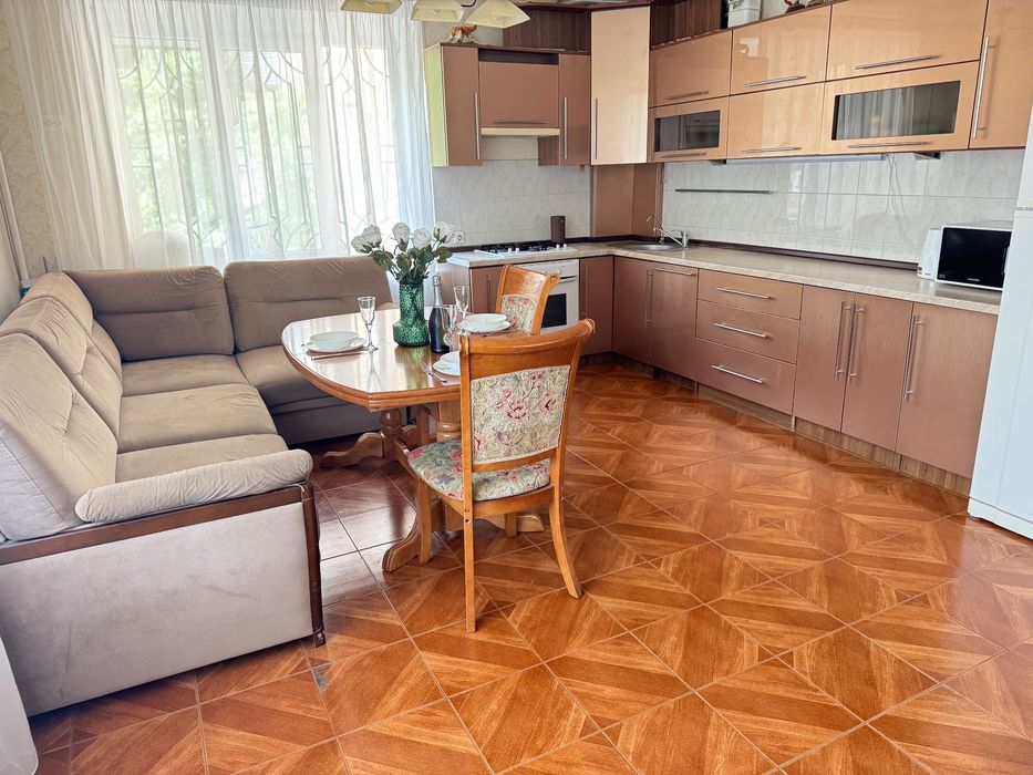 Трехкомнатная сталинка возле парка Шевченко