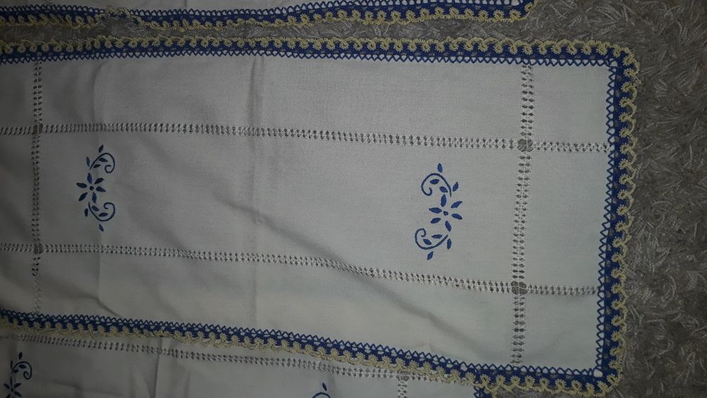 Panos em linho com renda e bordados