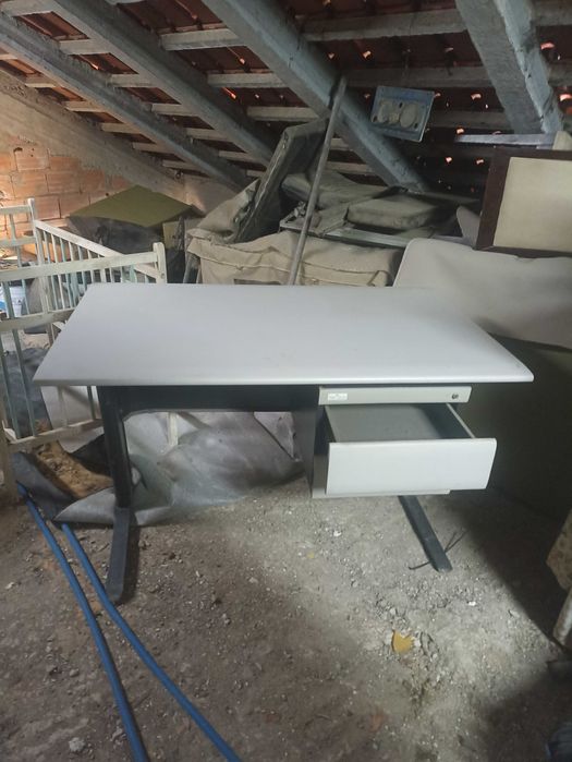 Escritório de metal