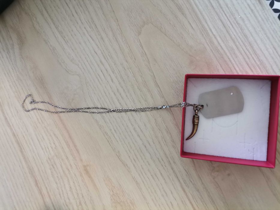 colar em prata (placa militar e a garra de um lobo)
