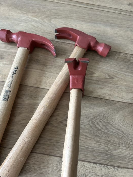 Молоток гвоздодёр. Ручка деревянная