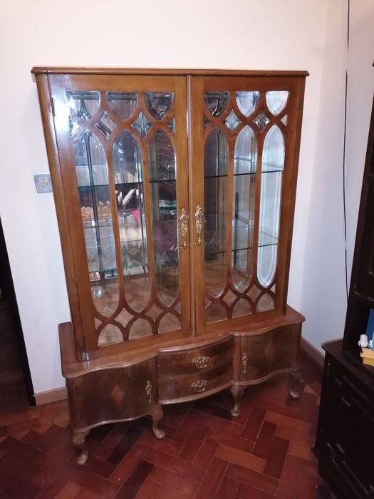Móvel antigo elegante, com vidro e espellho a realçar a sua beleza.Em bom estado.