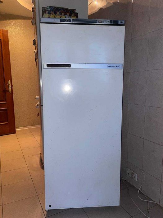 Продам морозильну камеру Ariston на запчастини або під ремонт
