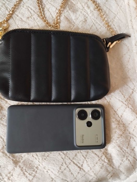 mała czarna torebka, złoty łańcuszek