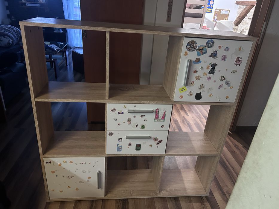 Regał z przegródkami