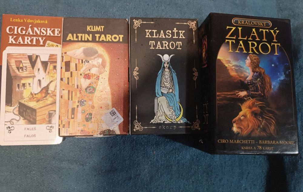 Различные колоды карт Таро.