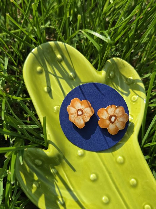 Pomarańczowe kwiatuszki kolczyki wkrętki