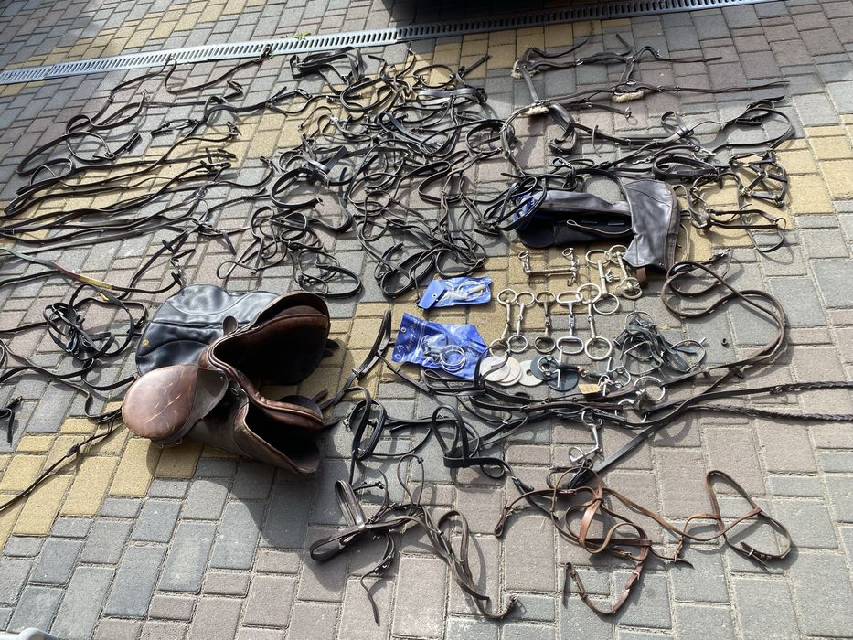 Уздечка конная ,стремена,амуниции