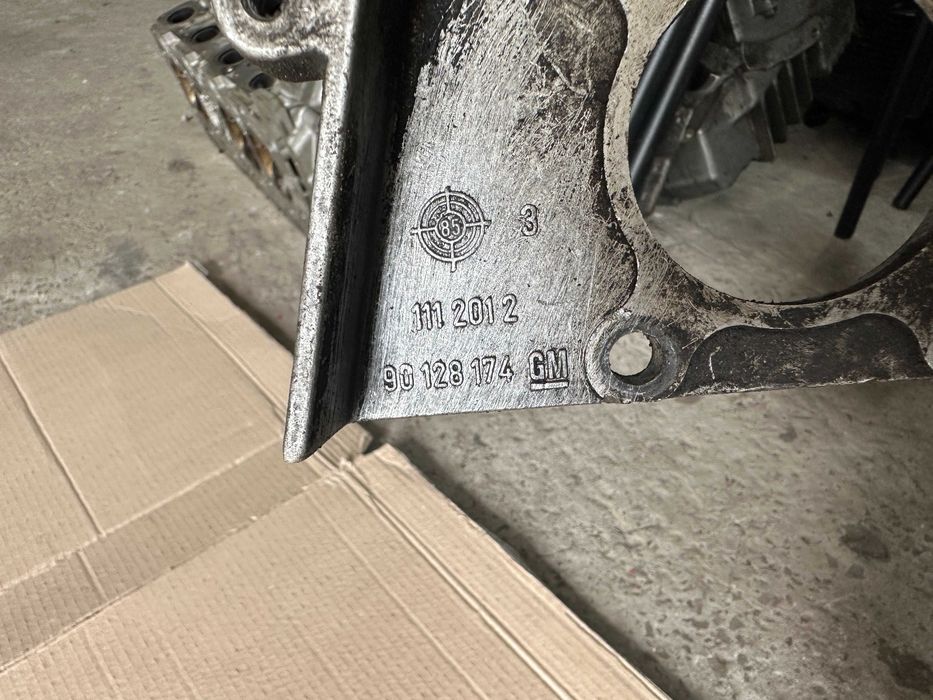 Кронштейн Opel 2.0 16V C20XE 90128174