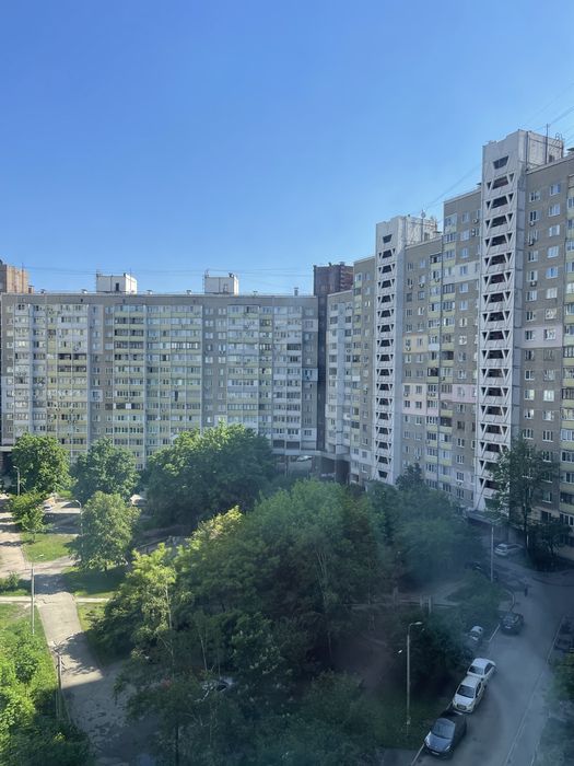 Продається простора 3-кімнатна квартира поруч із метро Теремки,