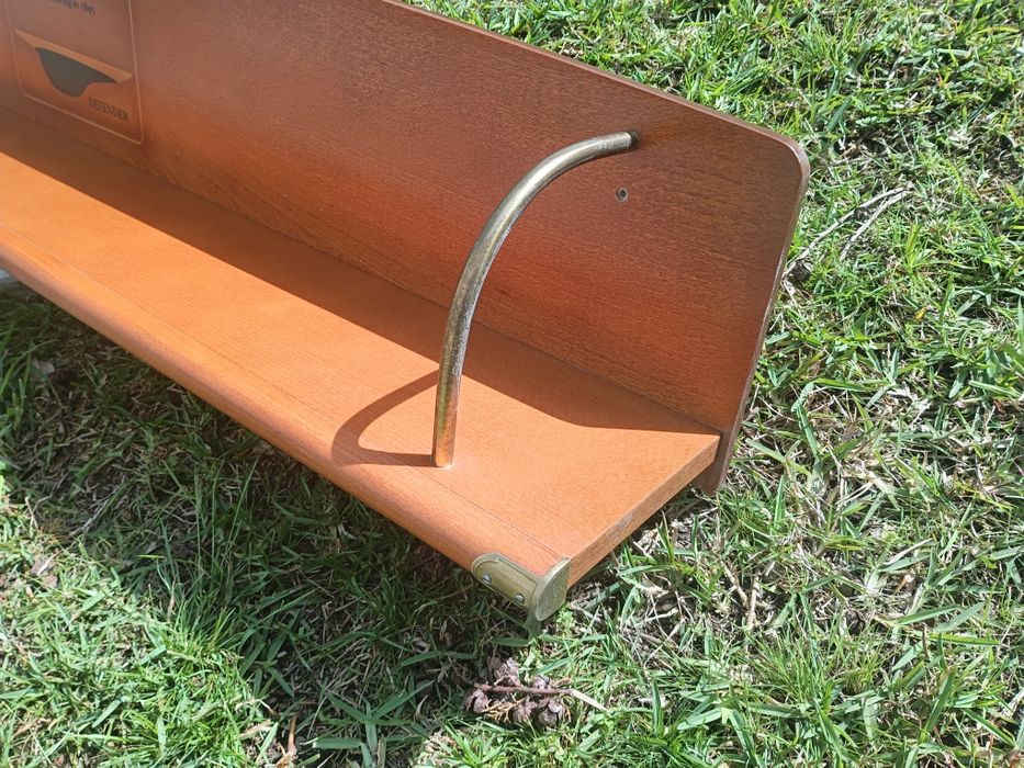 Estante em madeira maciça cerejeira aplicação á parede, motivos dourados.
Medidas: 152/20/25cm altur