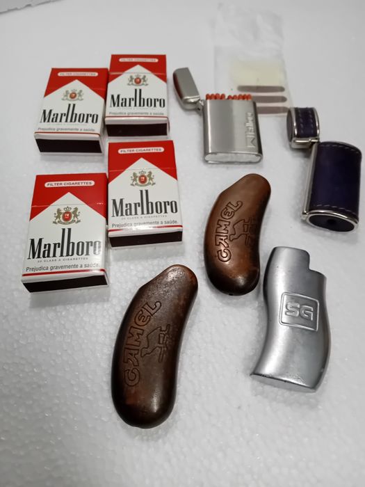Isqueiros a gás e caixas fósforos