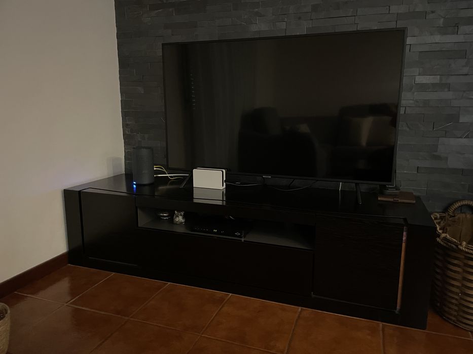 Móvel de TV Moderno Preto com Arrumação