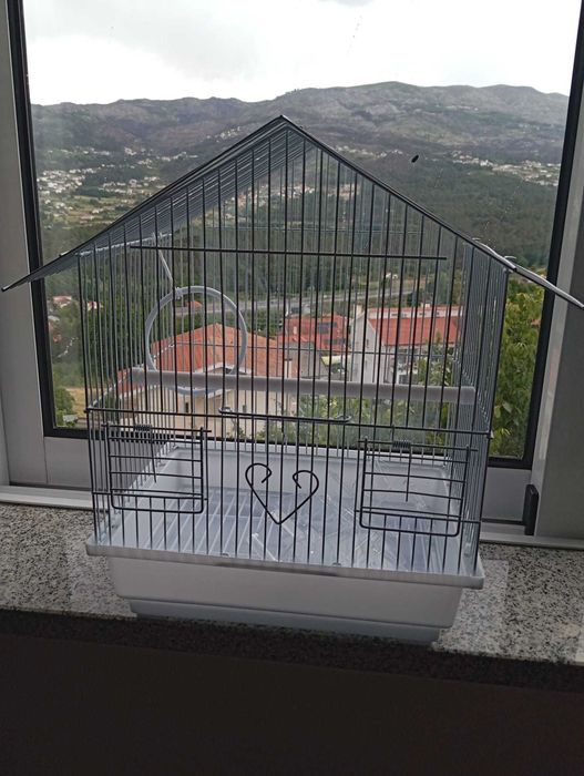 Gaiola branca para pássaro
