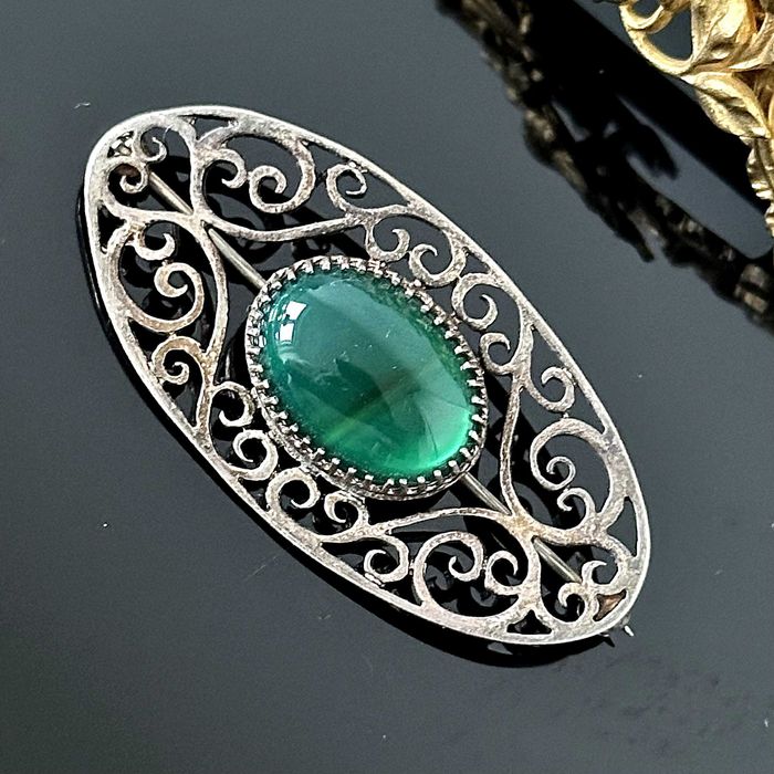 Srebrna broszka z naturalnym Szmaragdem z ok. 1950r próba 835