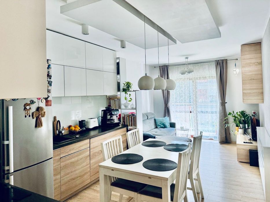 Duże 4-pokojowe mieszkanie z 2 łazienkami na wynajem / Spacious 4-room apartment with 2 bathrooms for rent