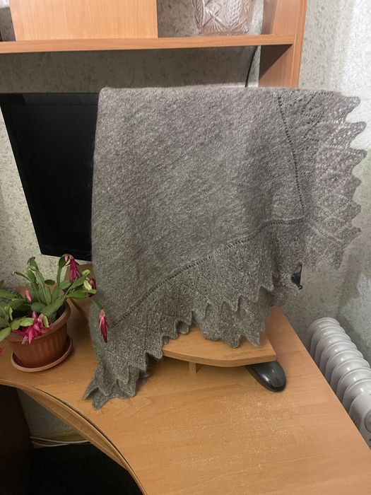 Теплі пухові жіночі хустки