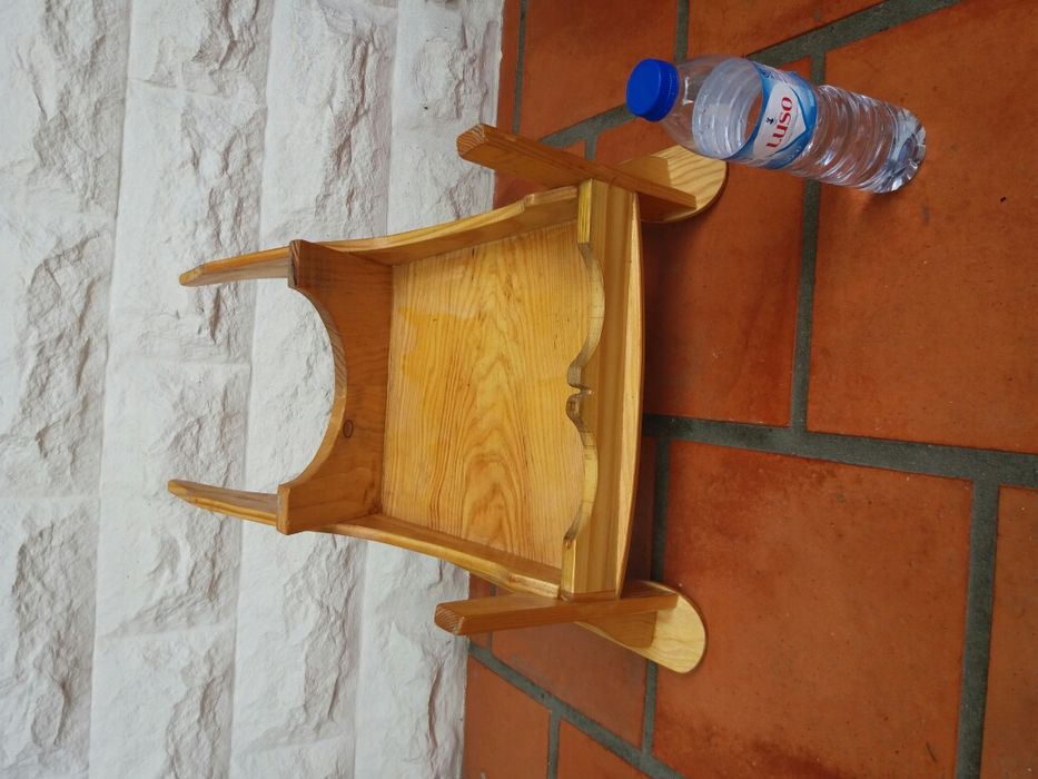 Cadeira de madeira pequena