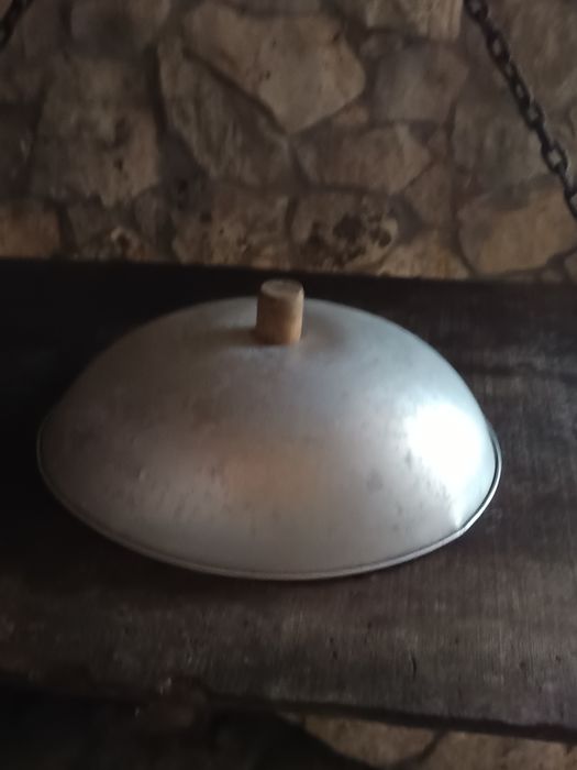 Cobertor alimentos ,antigo , madeira e alumínio